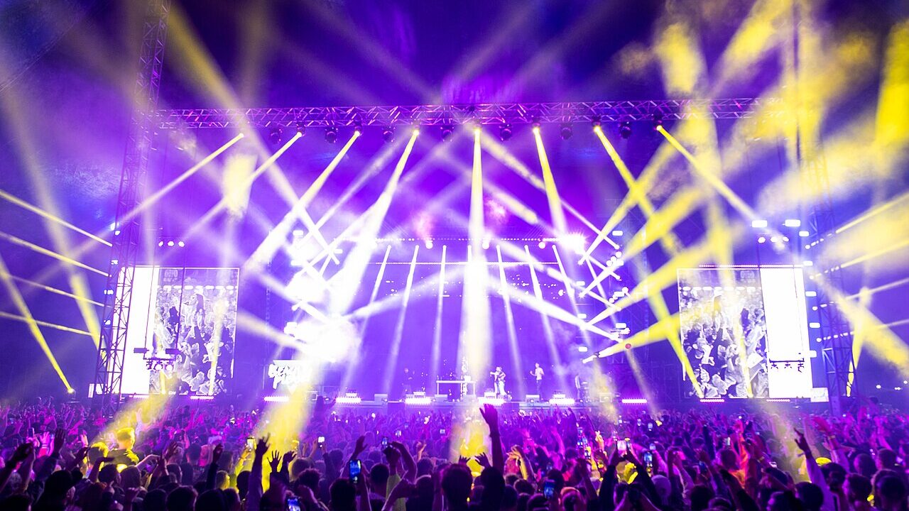 1280px Beach Please 2022 crowd stage lights night performance