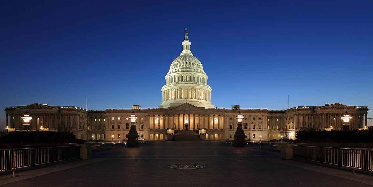 1280px Capitol at Dusk 2
