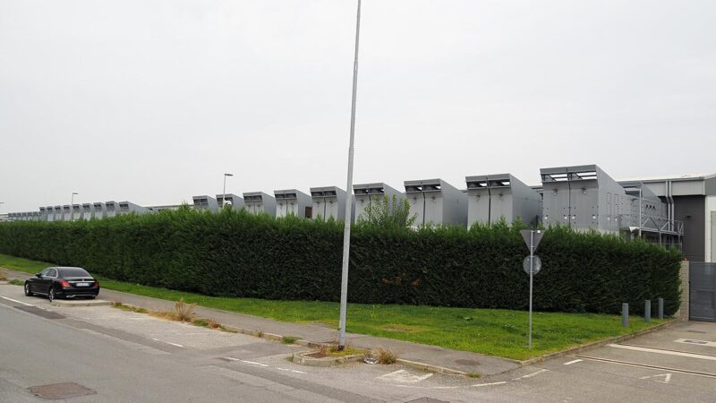 1280px Le torrette con i bocchettoni per il raffreddamento ad aria dei server in un data center attivo dal 2015