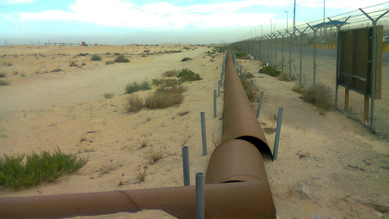 1280px Oil pipelines%2C jubail desert%2C Saudi Arabia panoramio