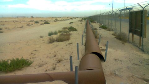 1280px Oil pipelines%2C jubail desert%2C Saudi Arabia panoramio